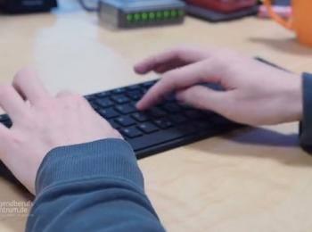 Hände an Tastatur