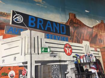Wandmalerei in der Werkstatt - zu sehen ist das Logo des Autoservice Brand