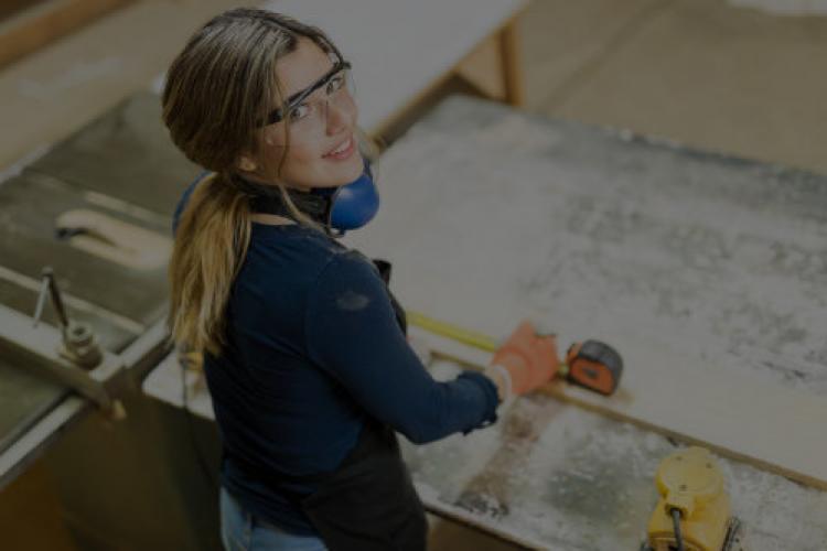 Mädchen bei der Arbeit im Praktikum
