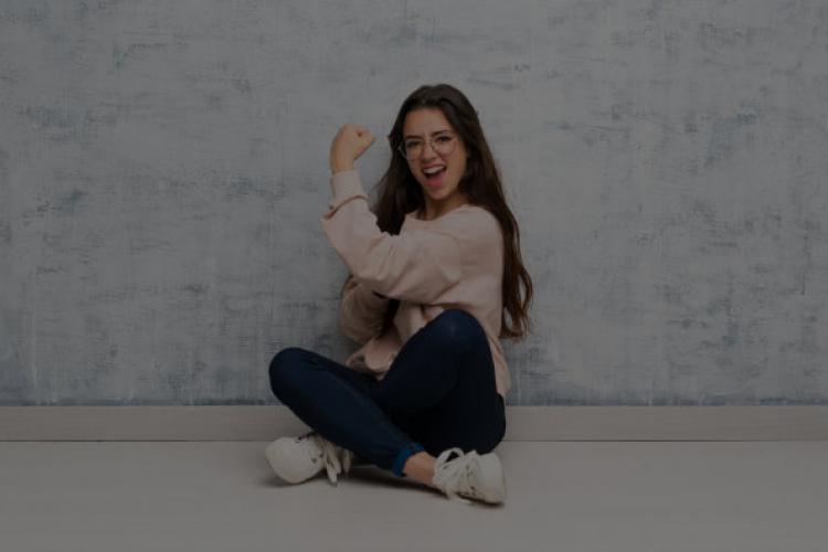 Mädchen im Schneidersitz macht Pose mit Arm