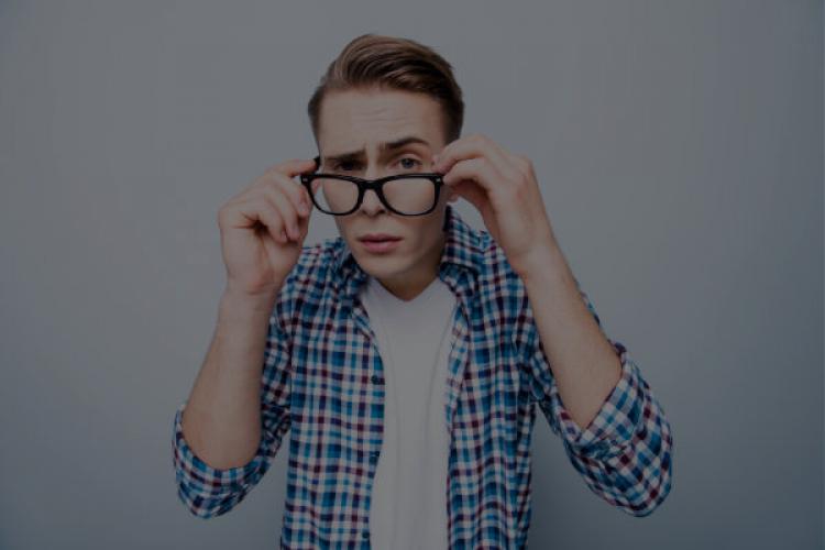 Jugendlicher mit Brille und Karohemd